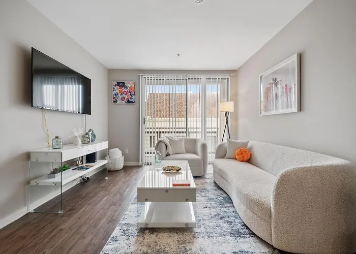 Le Reve , 5 Min To The Beach Luxury Condo