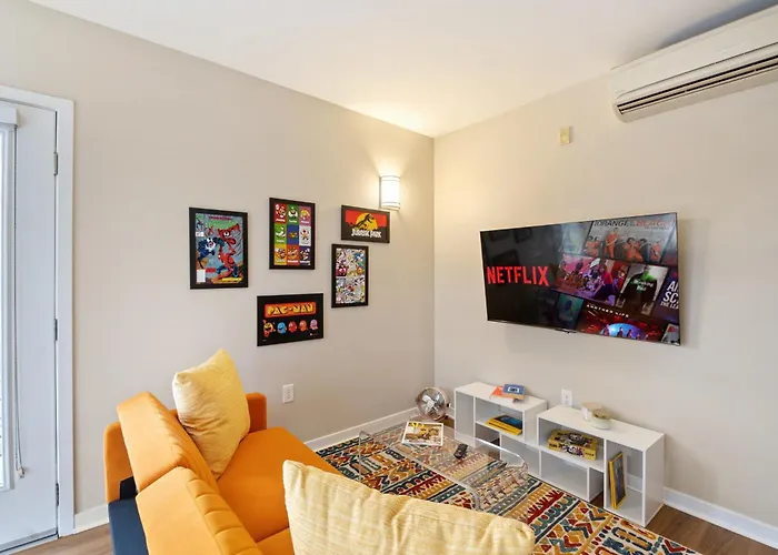 Artistic Studio In Downtown Sm With Breathtaking Skyline View