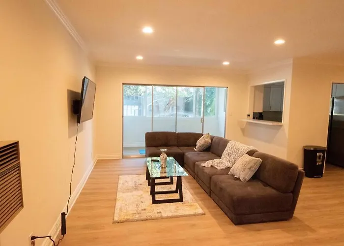 King Size Bed In Cozy, Modern Hollywood Place