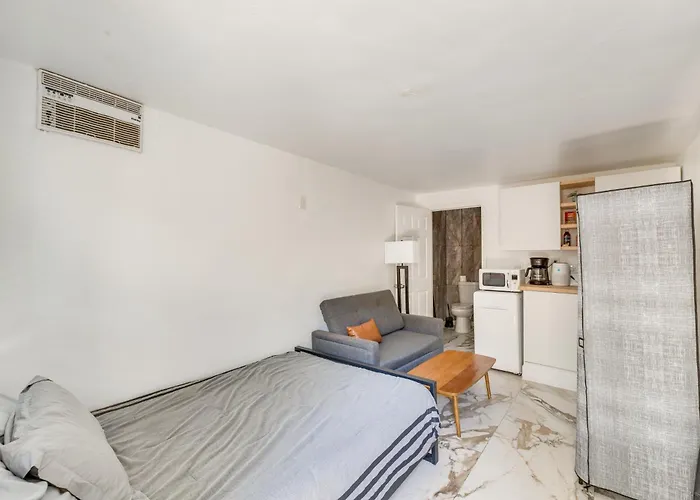 Sherman Oaks Hideaway Lush Grounds, Shared Pool!
