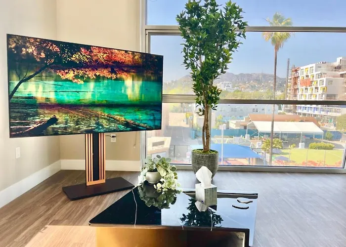 Hollywood Sign View 2 Bed 2 Bath Premium Corner