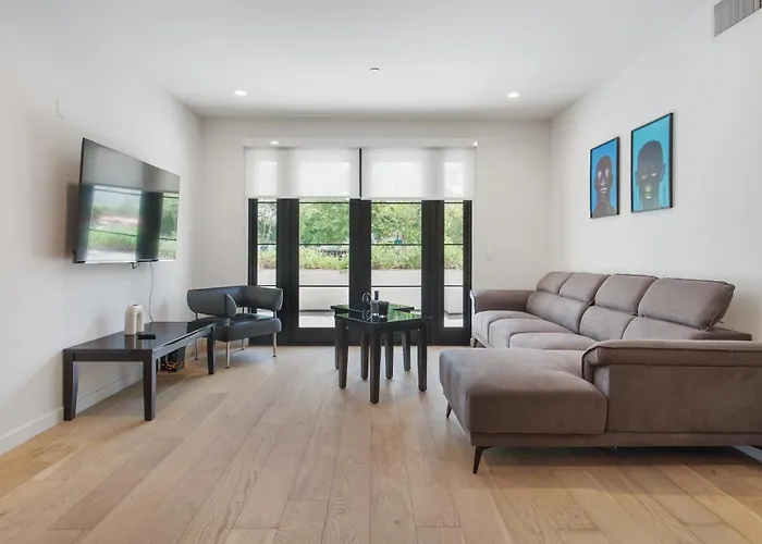 West Side Prime Location 2 Bedroom With Pool