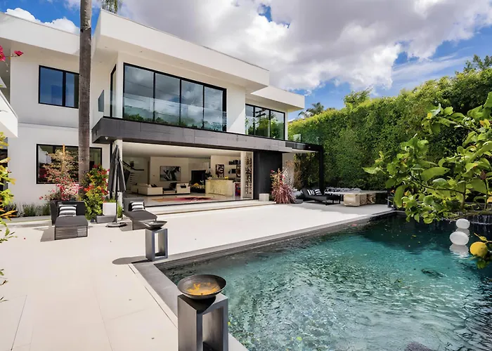 Sleek Grand Villa In Beverly Hills