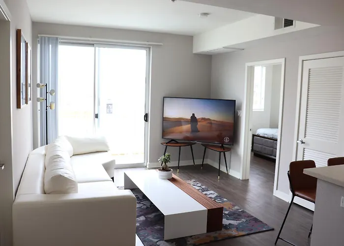 Lovely 2 Bedroom 2 Bath In Santa Monica
