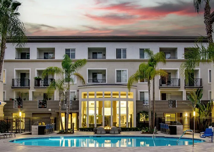 Luxe Marina Del Rey Apartment,Parking, Gym, Pool, Jacuzzi,Bbq