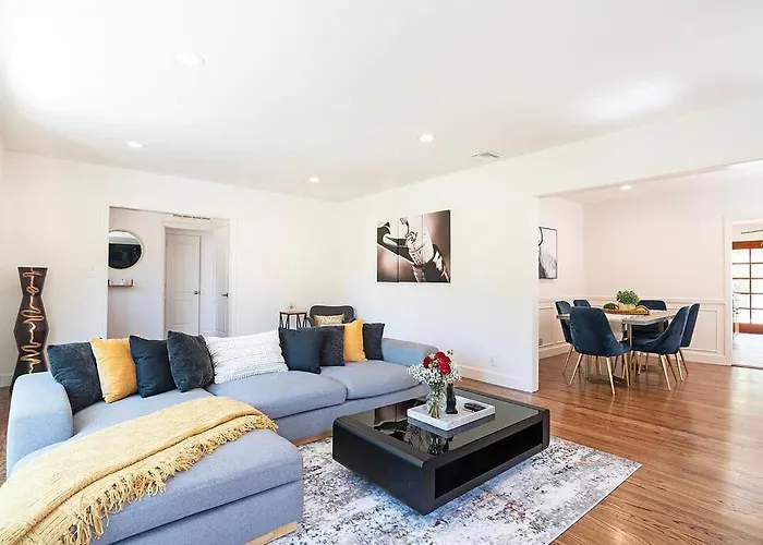3-Bedroom Sherman Oaks House Near Universal Studios