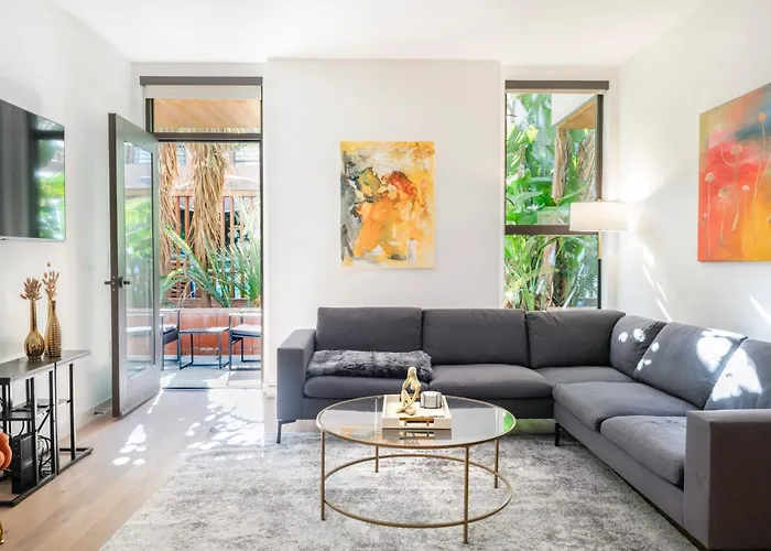 Hollywood 2 Bedroom Condo La Na