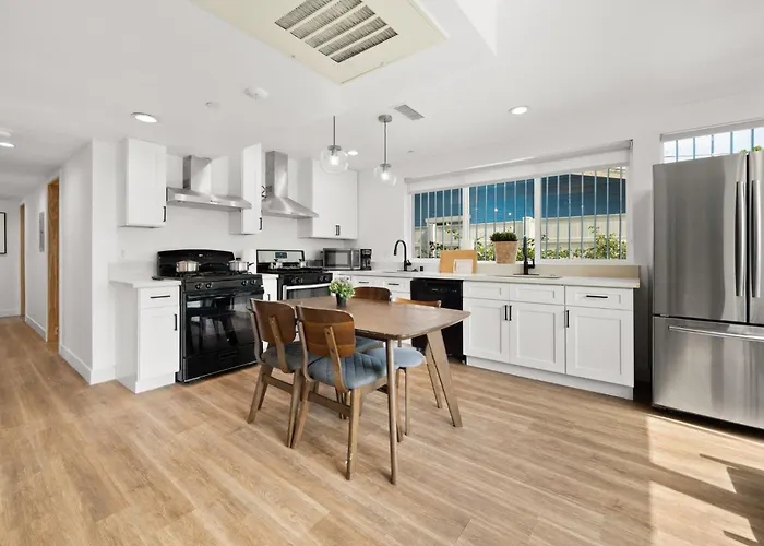 Modern Getaway In The Heart Of La Near Usc, Private Room With Share Living Room And Kitchen