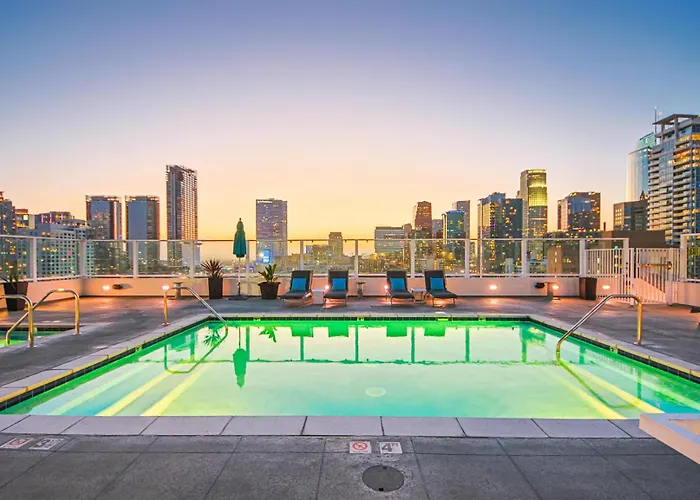 Downtown Escape - 2Br W Skyline Views & Hot Tub
