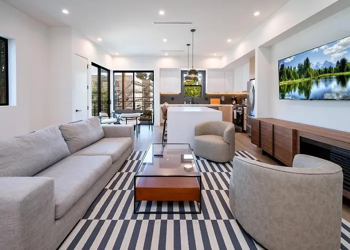 Luxury Living In Westlake 4Br Gem With Parking