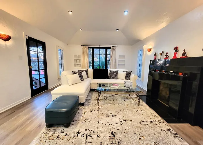 3 Bedroom Top Story Apartment Near Pico Blvd