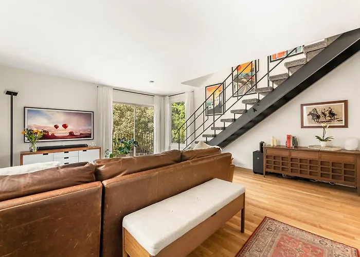 Mid-Century Modern Hollywood Hills Retreat