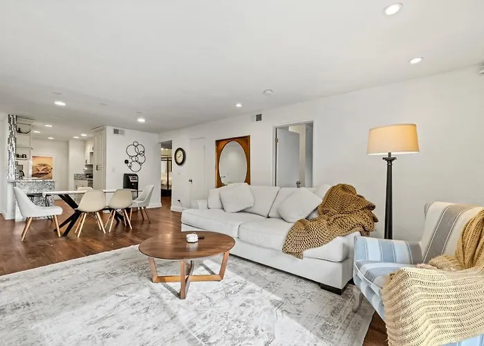 Elegant Hollywood Retreat - Spacious 2Br 2Ba Condo With Resort-Style Amenities