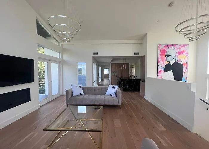 Gorgeous Private And Gated Home In Silver Lake With Pool & Views