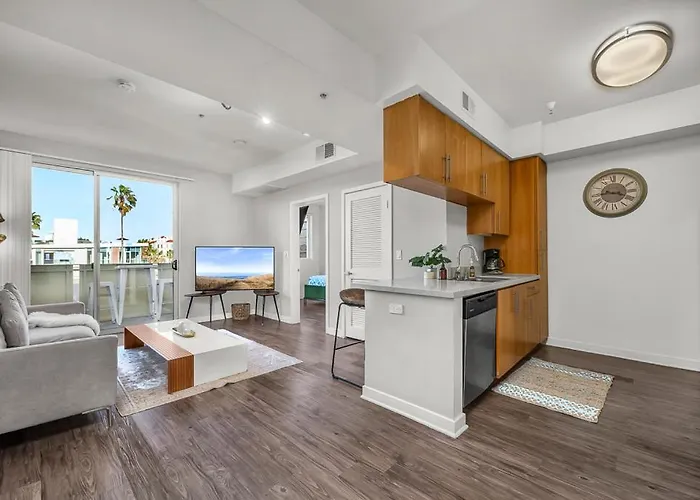 Santa Monica 2 Bed/ 2 Bath