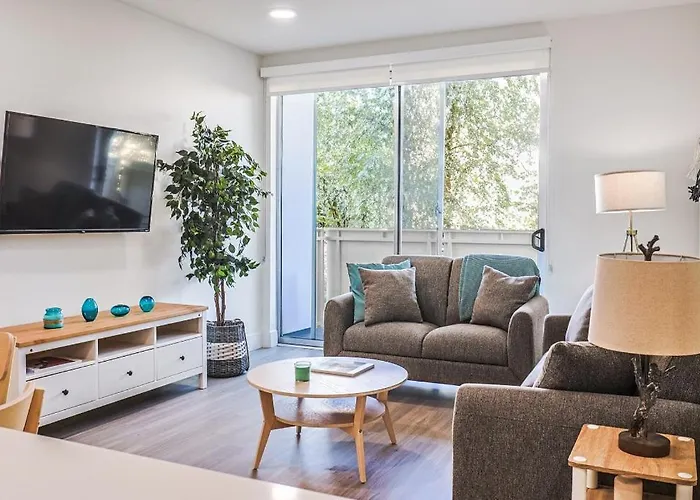 Spacious 2Bdr In Sm - 5 Minutes Walk To The Beach!