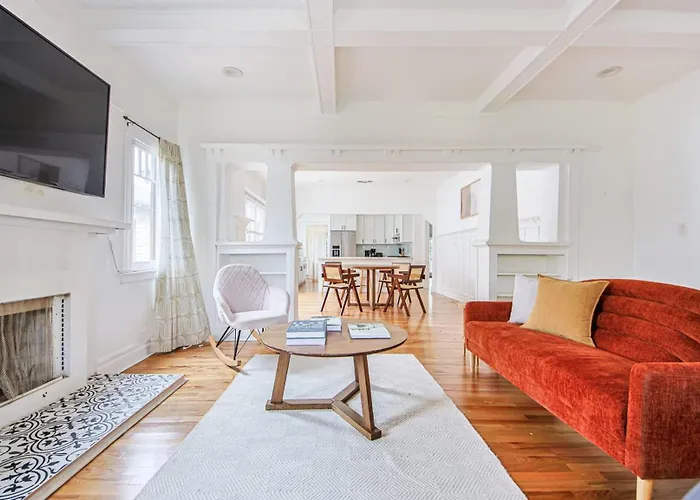 Charming 3B Retreat &Backyard