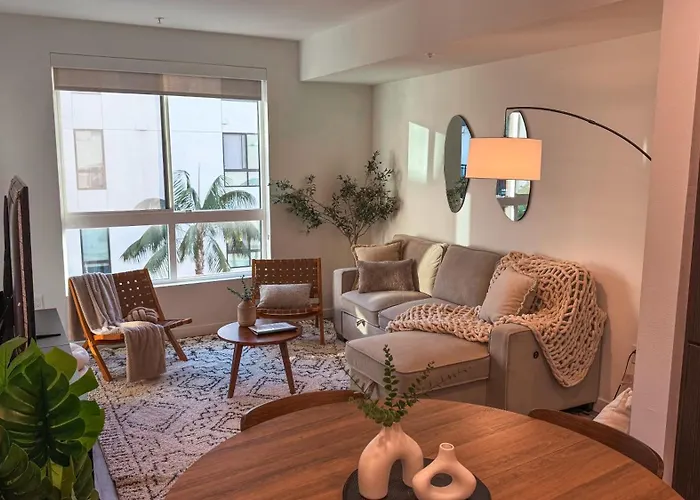 Luxury 1Bdr Centrally Located In Hollywood