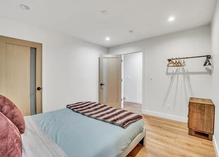 Luxurious Townhome W/3 Master Suites Gated Parking