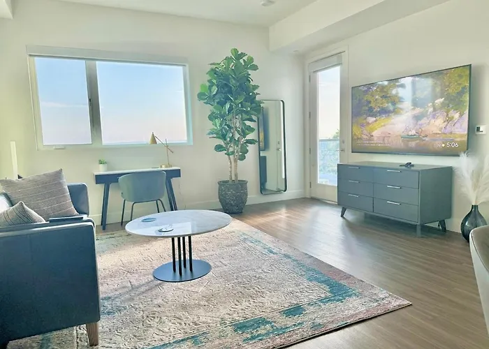Penthouse With Views In Hollywood - One Bedroom W Parking
