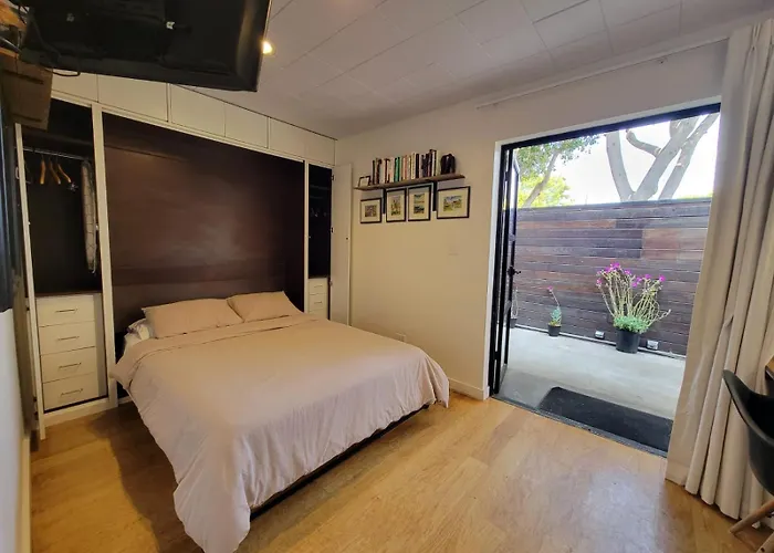 Venice Beach Studio With Large Private Patio Steps To The Beach