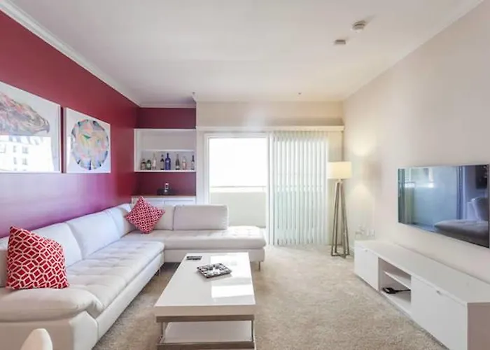 Luxury Apartment Near The Grove