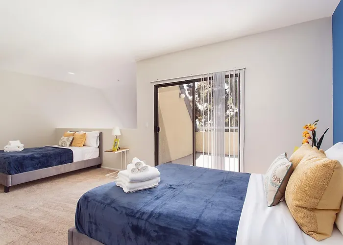 Hollywood Blvd Suite Plus Parking