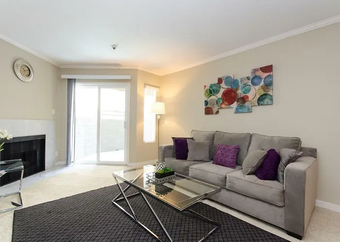 Hollywood Apartment With Balcony