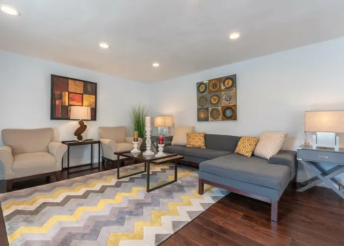 Modern Guest House Nestled In The Hollywood Hills With Huge Deck And Wow Views!