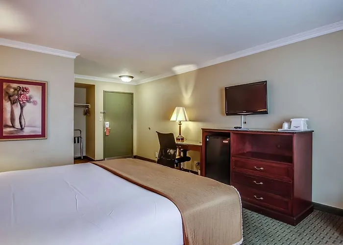 Howard Johnson By Wyndham Reseda Hotel & Suites