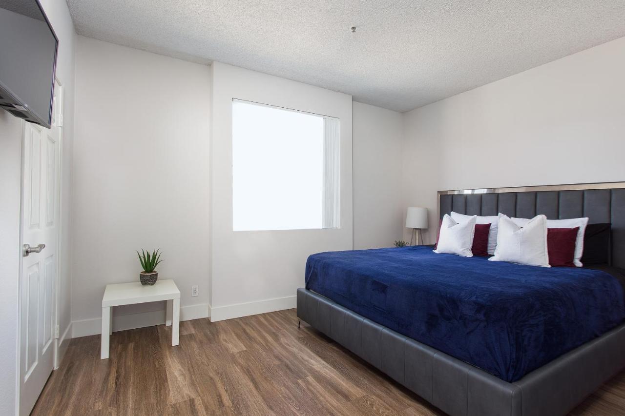 Hollywood Ultimate Suites *
