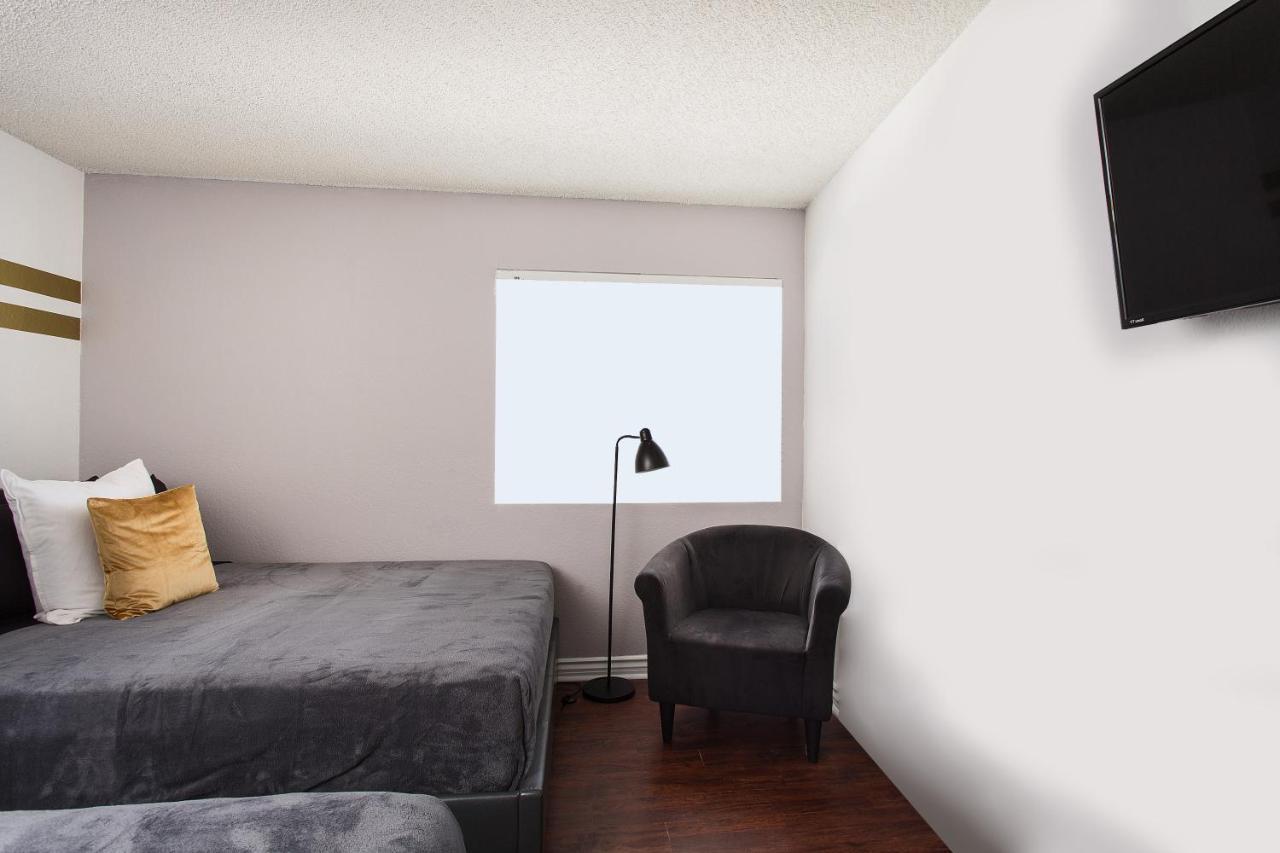 Hollywood Ultimate Suites *