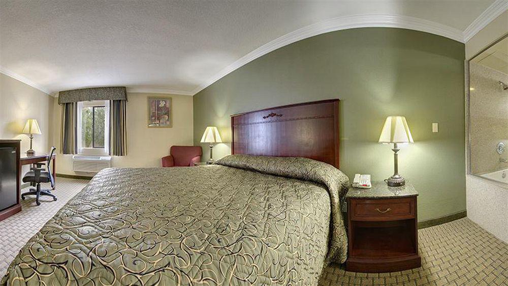 Howard Johnson By Wyndham Reseda & Hotel 3*