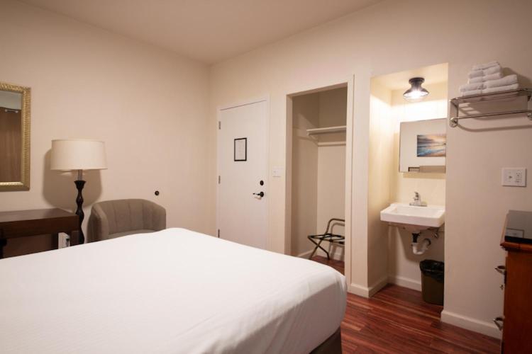 Inn Anchor Pointe 2*