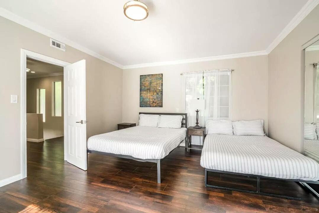 Stylish Hollywood Hills With Million Dollar Views Waiting For You! * Los Angeles
