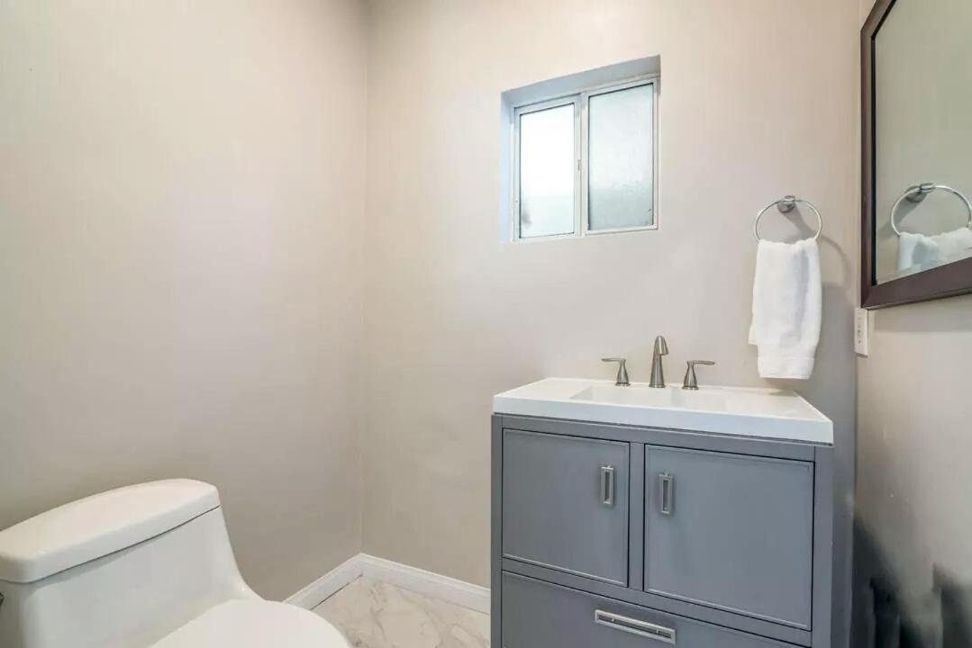 Stylish Hollywood Hills With Million Dollar Views Waiting For You! Holiday home *