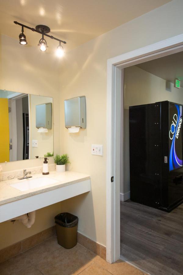 Anchor Pointe Inn 2*