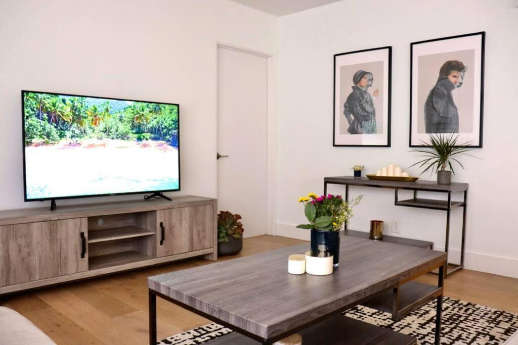 Heart Of West Hollywood Modern 2 Bedroom 2 Bath