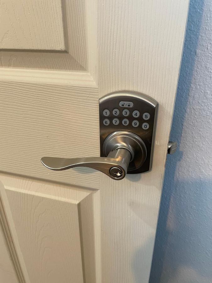 Private In Angeles With Wifi, Tv, And View Of Hollywood Sign & Shared Kitchen