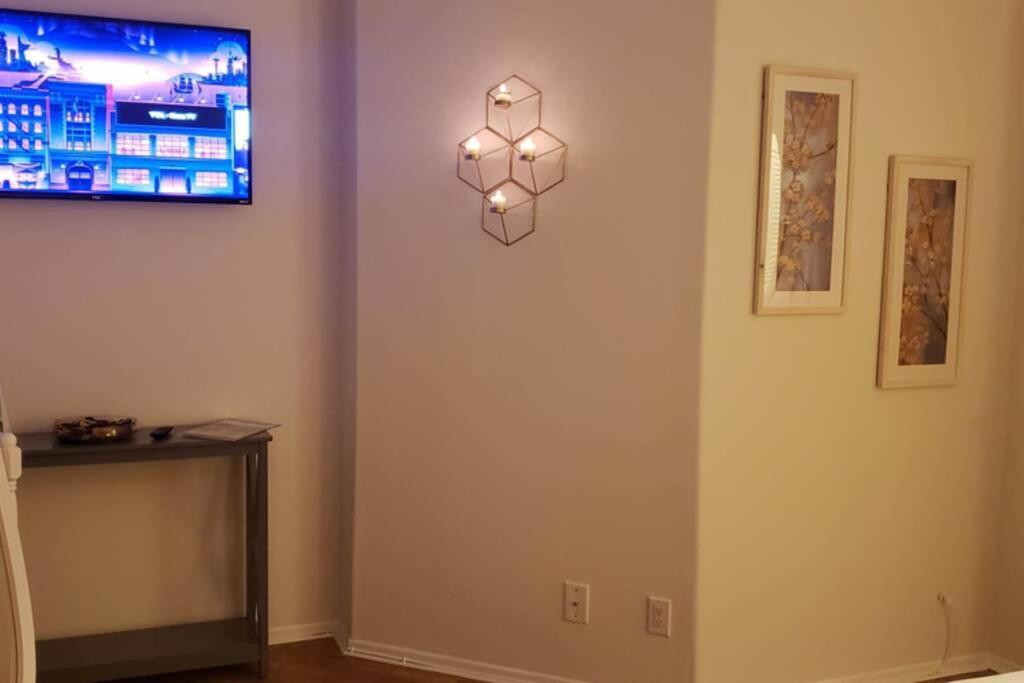 Lovely 2 Bedroom Near The Heart Of Hollywood *