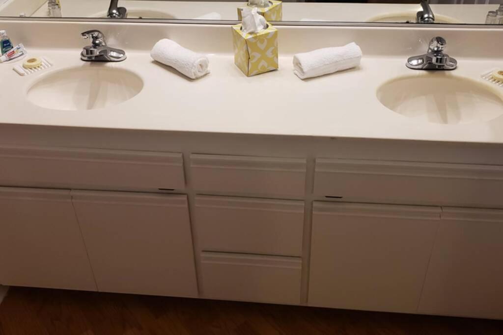 Lovely 2 Bedroom Near The Heart Of Hollywood *