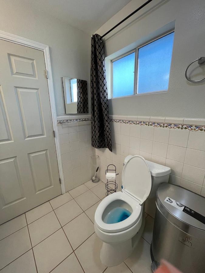 Homestay Private In Angeles With Wifi, Tv, And View Of Hollywood Sign & Shared Kitchen