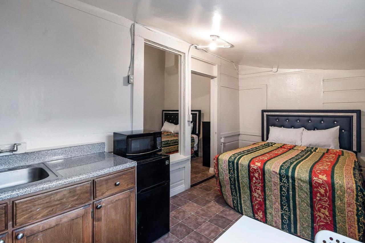 Mariachi Plaza Motel 2*
