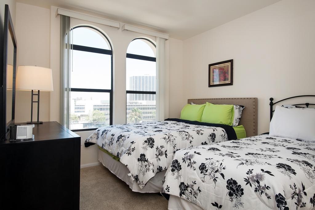 Sunshine At The Piero Apartment Los Angeles