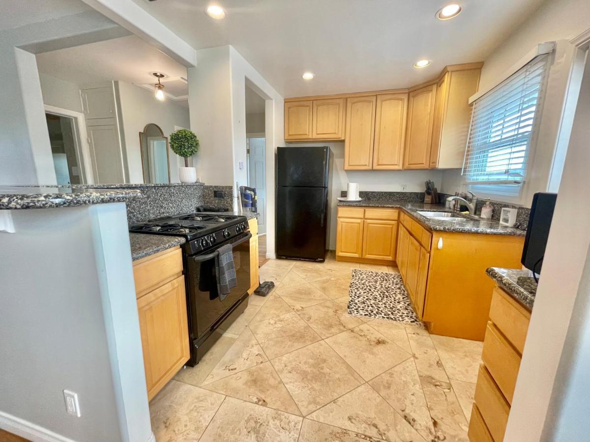 Rustling Leaves 2bd/1 Ba Upstairs Parking/laundry *