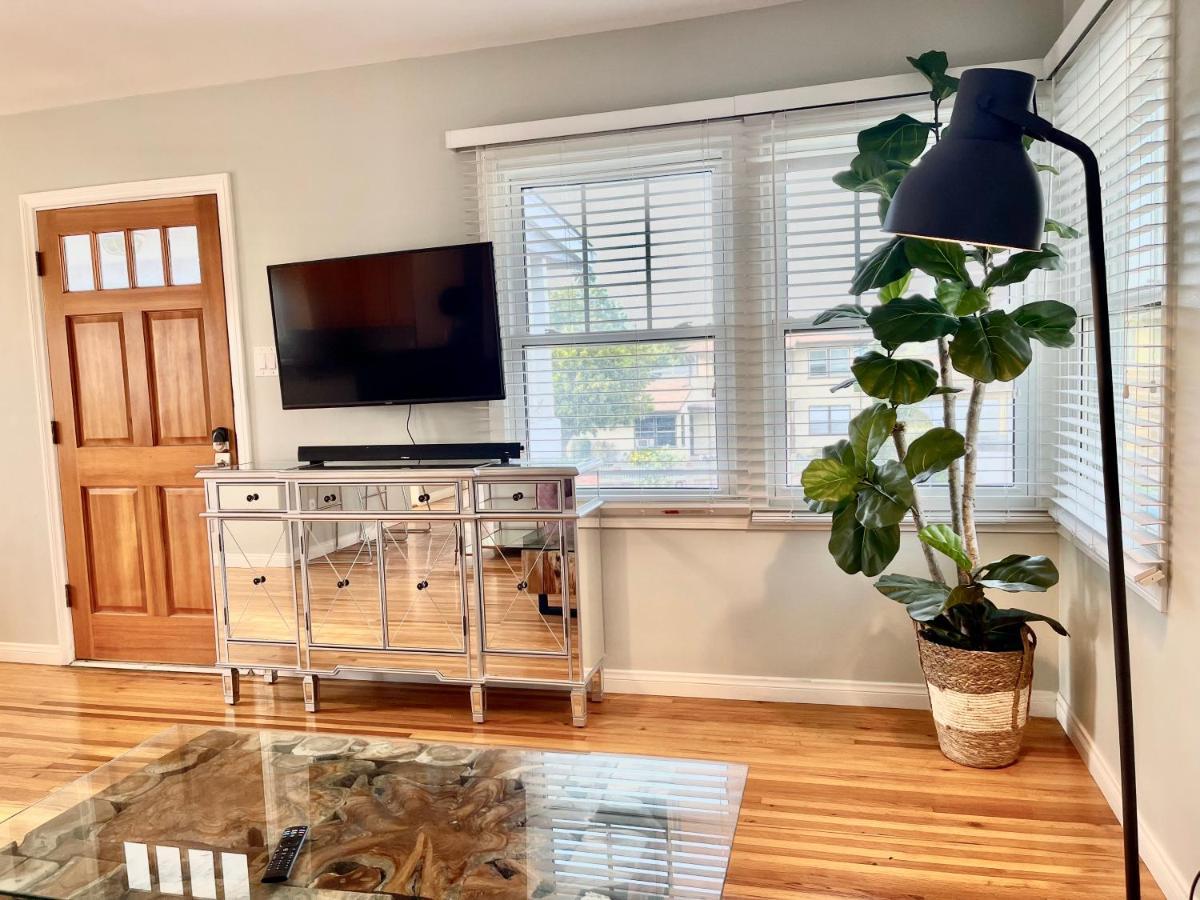 Rustling Leaves 2bd/1 Ba Upstairs Parking/laundry Apartment *