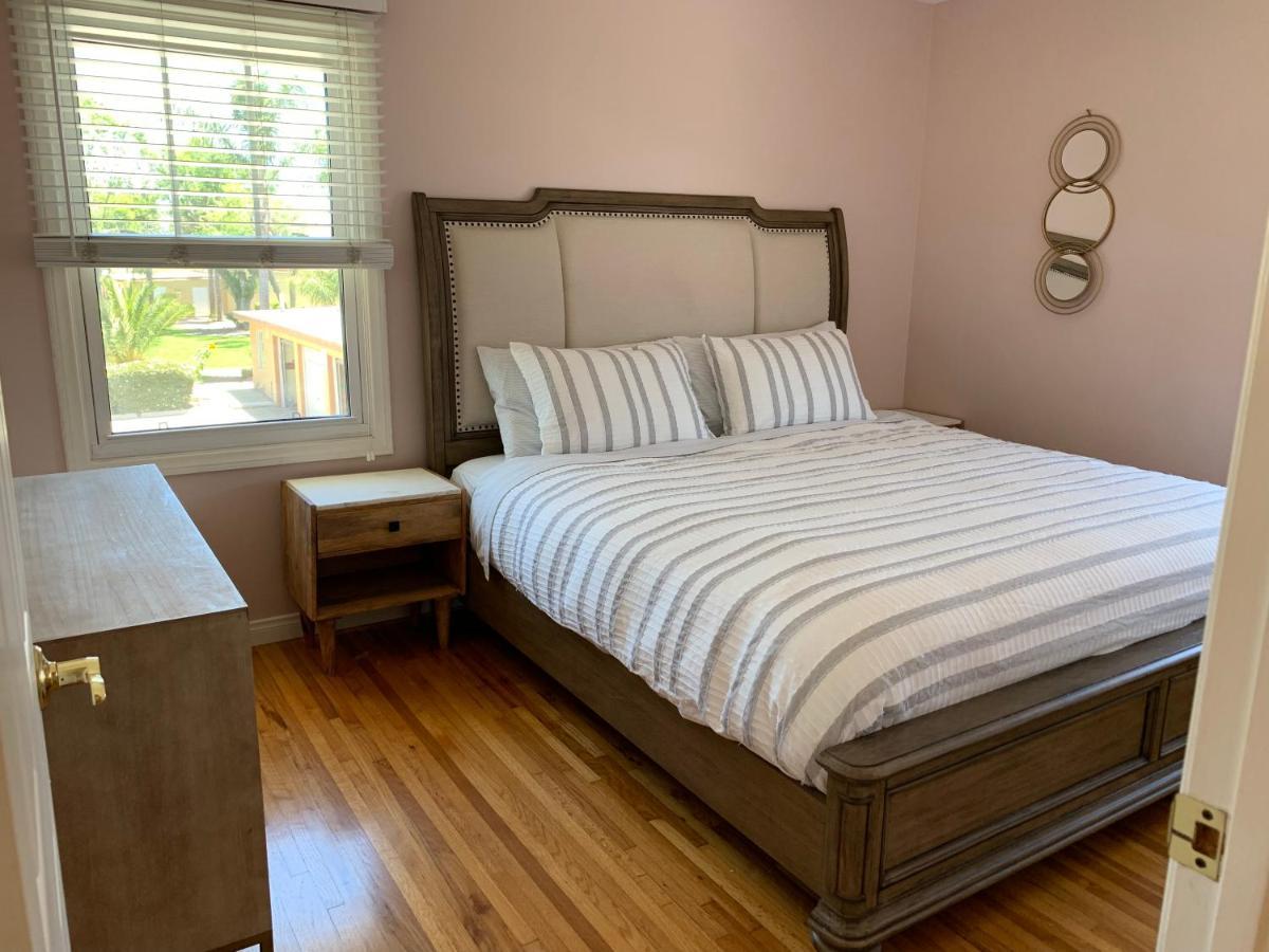 Apartment Rustling Leaves 2bd/1 Ba Upstairs Parking/laundry Los Angeles