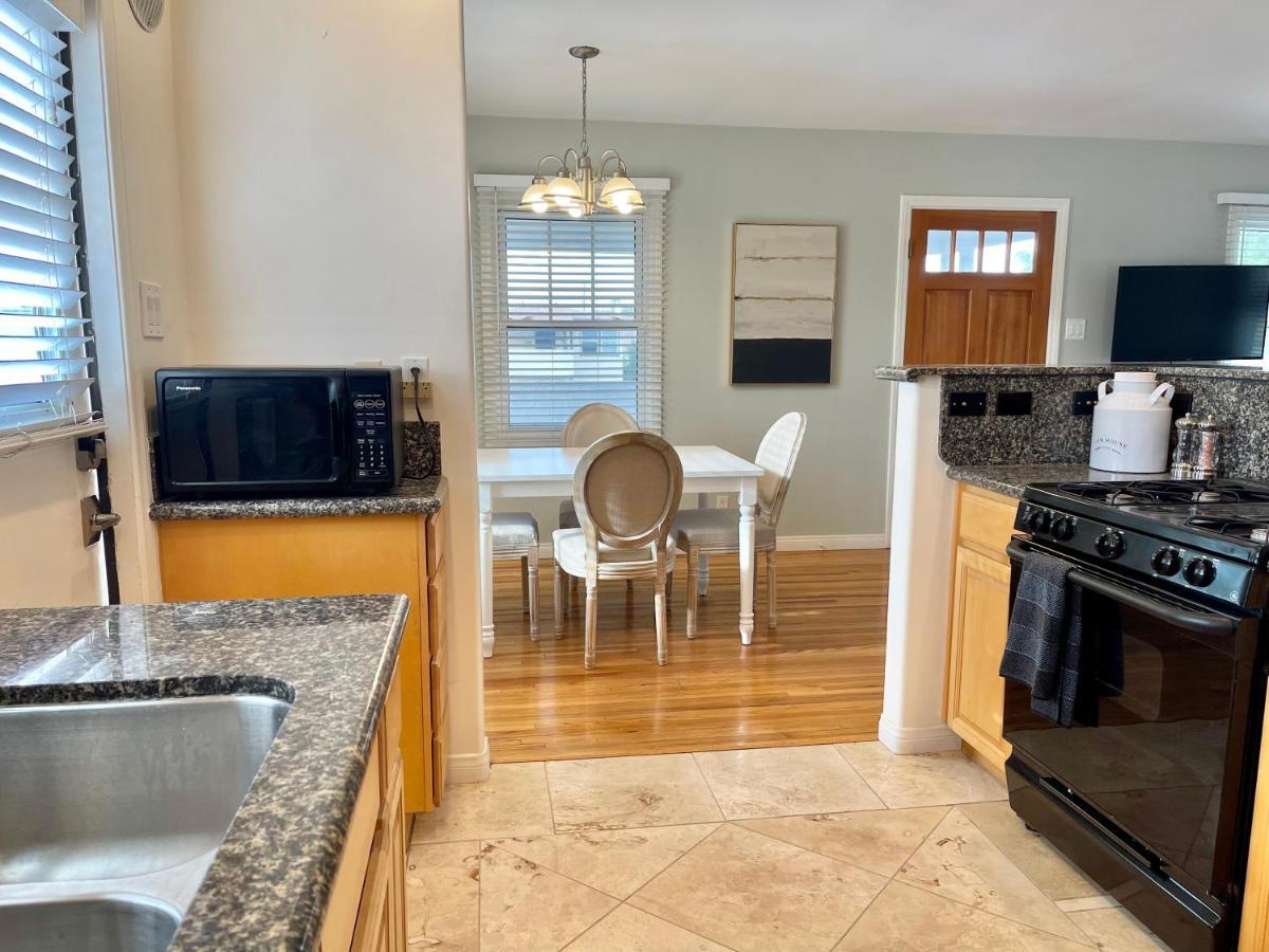 Rustling Leaves 2bd/1 Ba Upstairs Parking/laundry Apartment Los Angeles