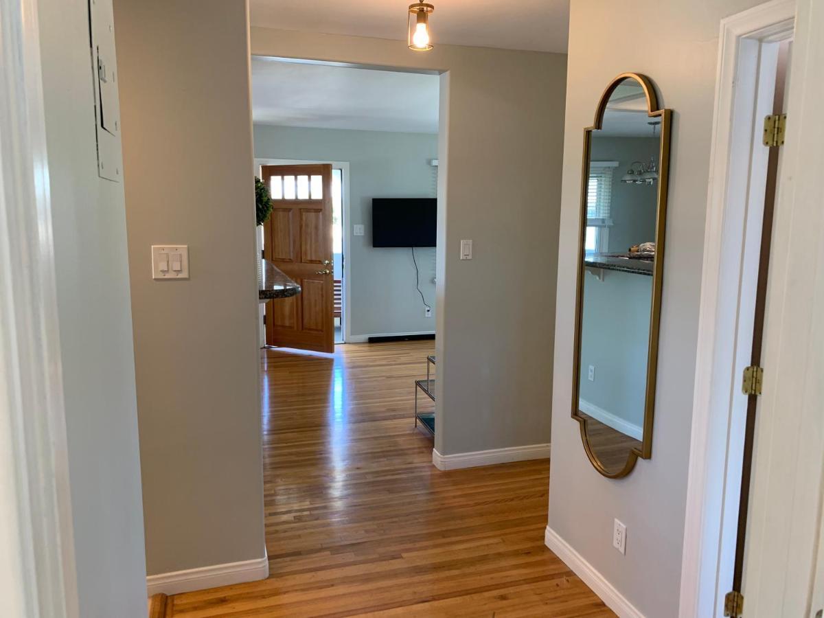 Rustling Leaves 2bd/1 Ba Upstairs Parking/laundry Apartment *