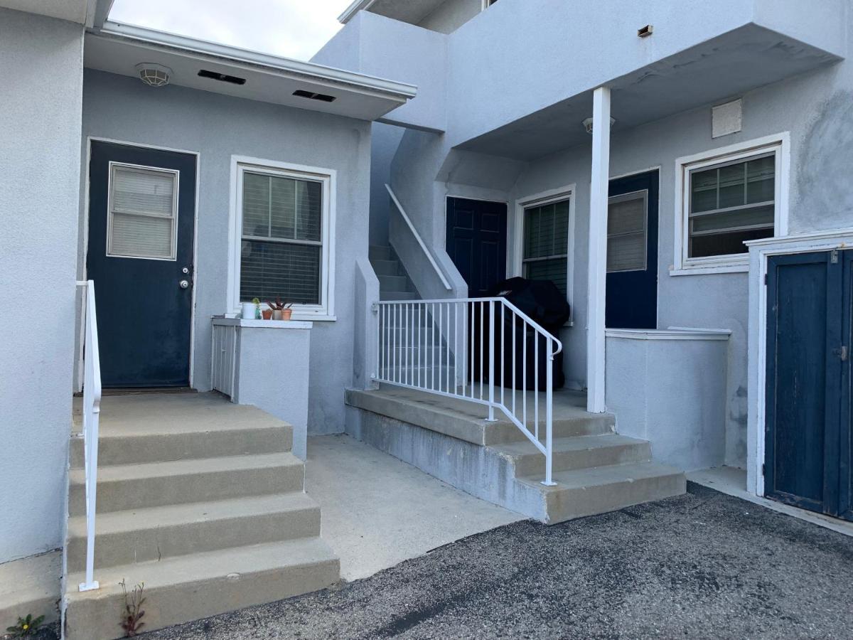 Rustling Leaves 2bd/1 Ba Upstairs Parking/laundry * Los Angeles